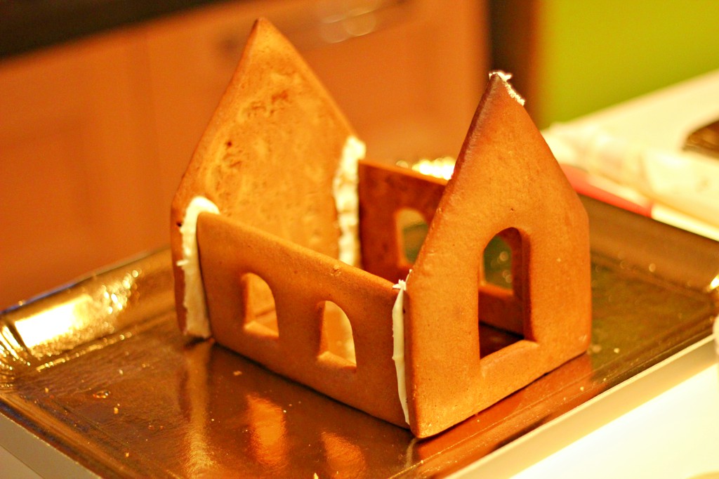 Casetta Di Natale Con Biscotti.Come Realizzare Una Gingerbread House O Casetta Di Pan Di Zenzero Mangiamondo