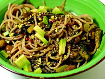 Spaghetti integrali di farro con granella di Pistacchi pinoli e